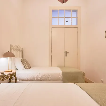 Spacious In The Perfect Location, By Timecooler דירה *