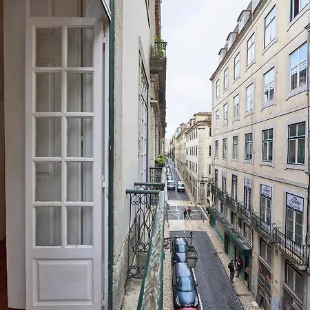 Spacious In The Perfect Location, By Timecooler Apartment