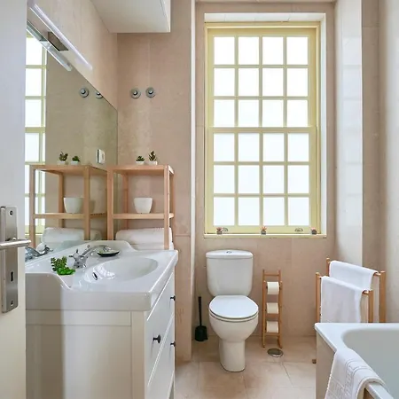 Spacious In The Perfect Location, By Timecooler * Lisbon