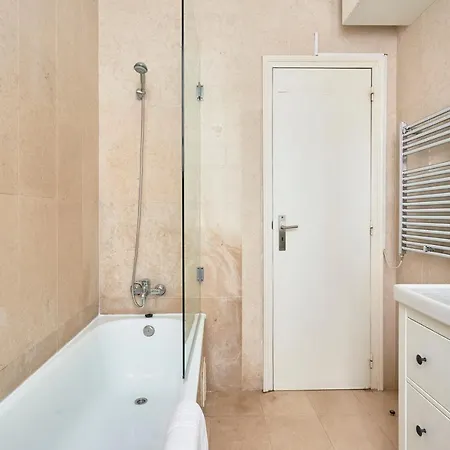 Spacious In The Perfect Location, By Timecooler Apartment *