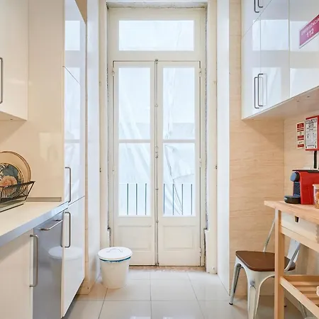 Spacious In The Perfect Location, By Timecooler Apartment