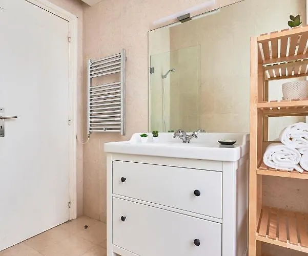 아파트 Spacious In The Perfect Location, By Timecooler *