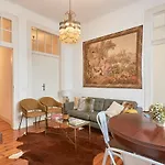 Spacious In The Perfect Location, By Timecooler Διαμέρισμα