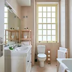 Spacious In The Perfect Location, By Timecooler * Lisboa