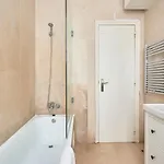 Spacious In The Perfect Location, By Timecooler Διαμέρισμα *