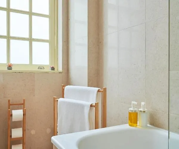 公寓 Spacious In The Perfect Location, By Timecooler